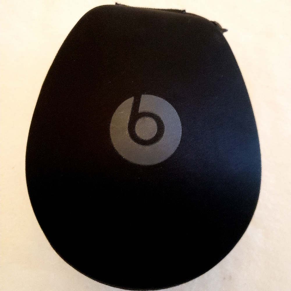 Beats by Dre hard case headphone cover